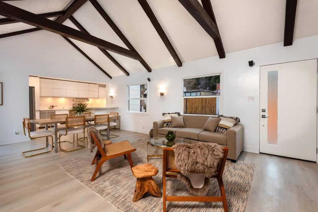 Luxurious Bel Air W/ Jacuzzi! 2bd 2ba Apartment *
