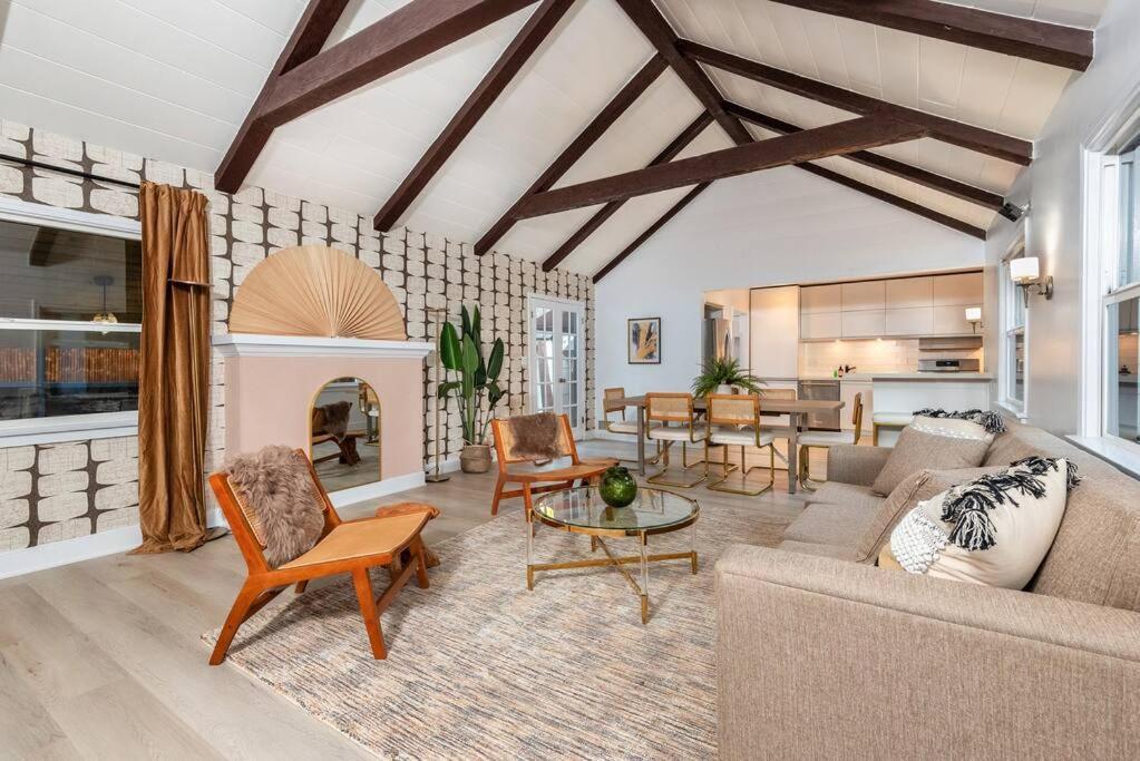 Luxurious Bel Air W/ Jacuzzi! 2bd 2ba Apartment *