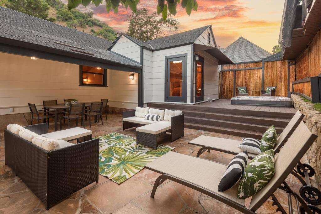 Luxurious Bel Air W/ Jacuzzi! 2bd 2ba