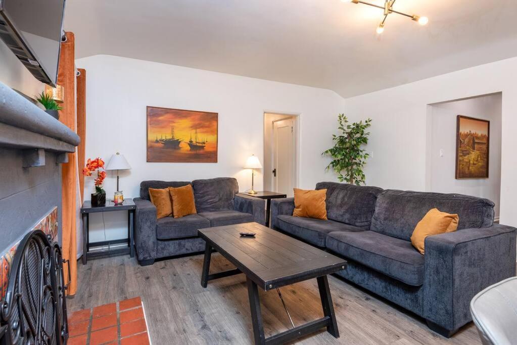 Chic And Spacious 3br Gem In La Los Angeles