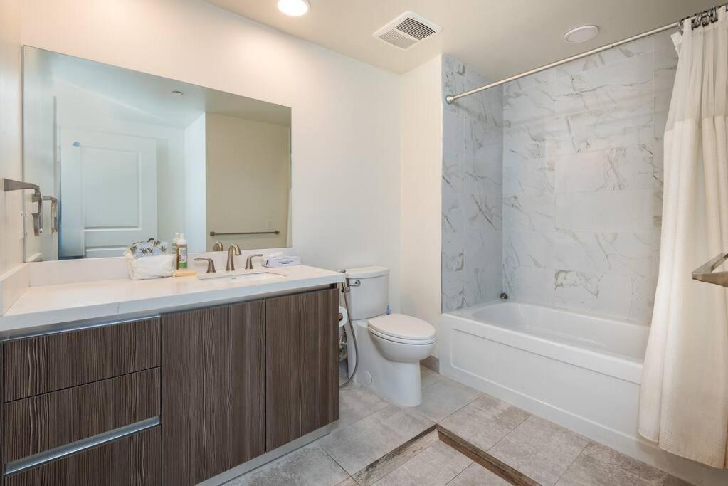 Luxurious Penthouse In Beverly Hills - Sleeps 10 *