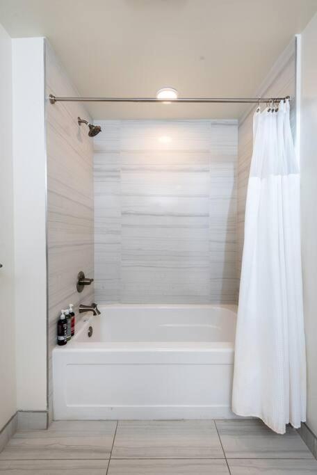 Luxurious Penthouse In Beverly Hills - Sleeps 10 Apartment