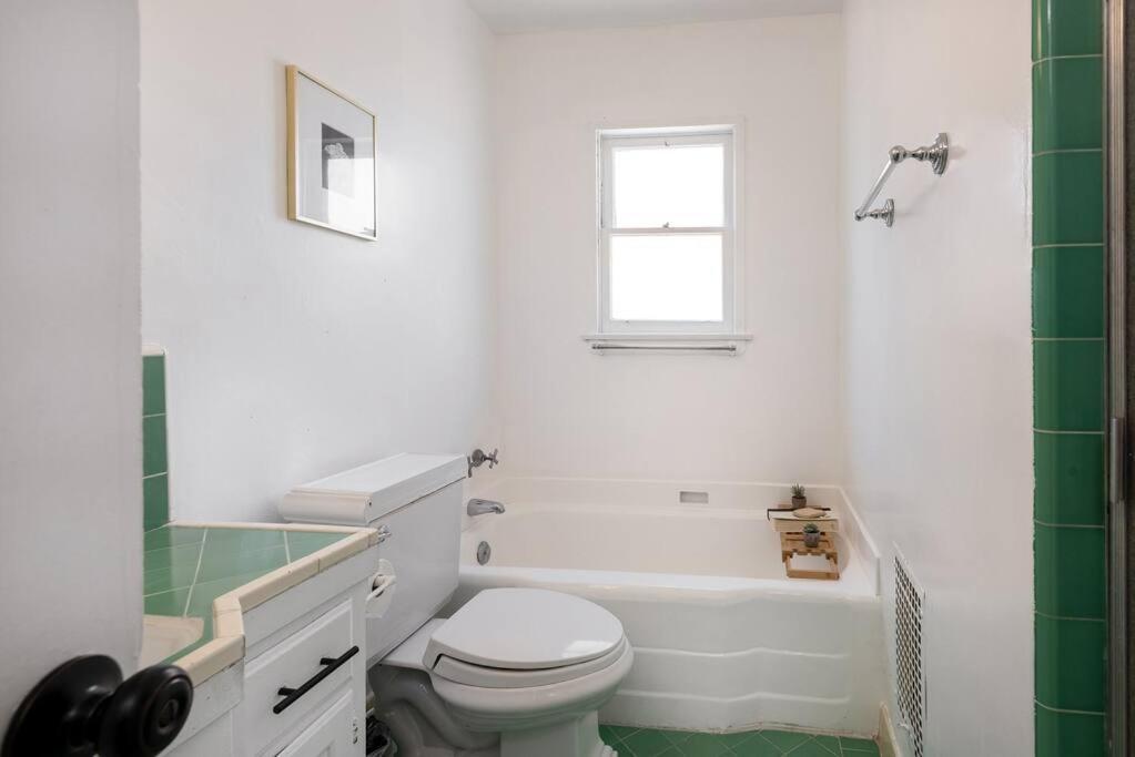 Luxe 1-bedroom W/ Hot Tub Apartment *