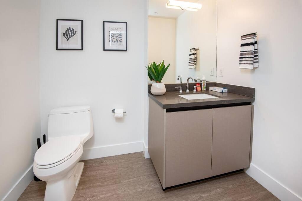Apartment Timeless Glamour: Luxury In K-town Los Angeles