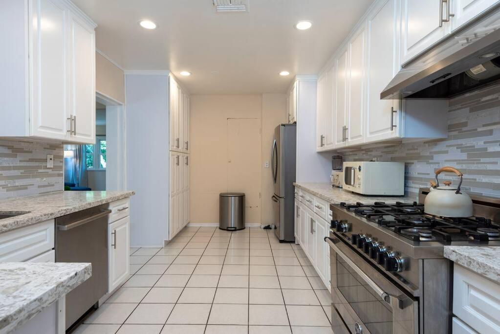 Luxury 3br House W/ Jacuzzi & Big Backyard! Apartment