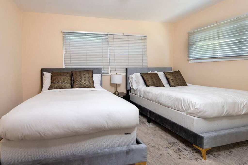 Apartment Luxury 3br House W/ Jacuzzi & Big Backyard!