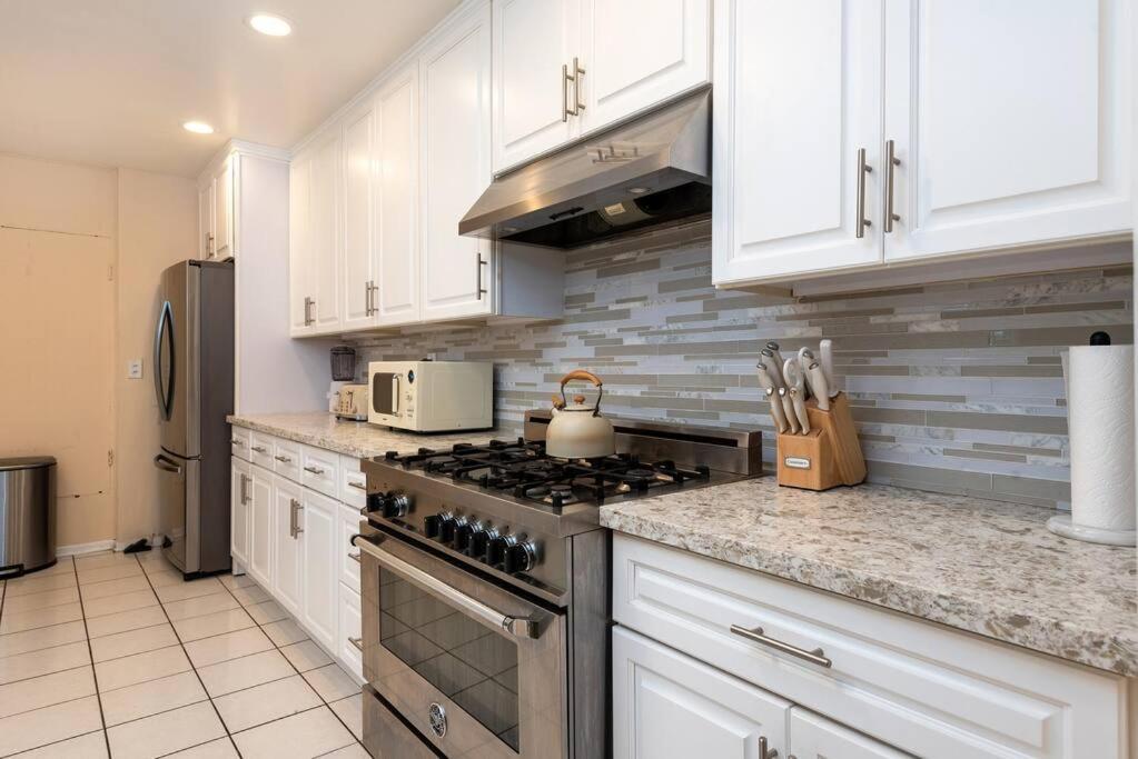 Luxury 3br House W/ Jacuzzi & Big Backyard! Apartment Los Angeles