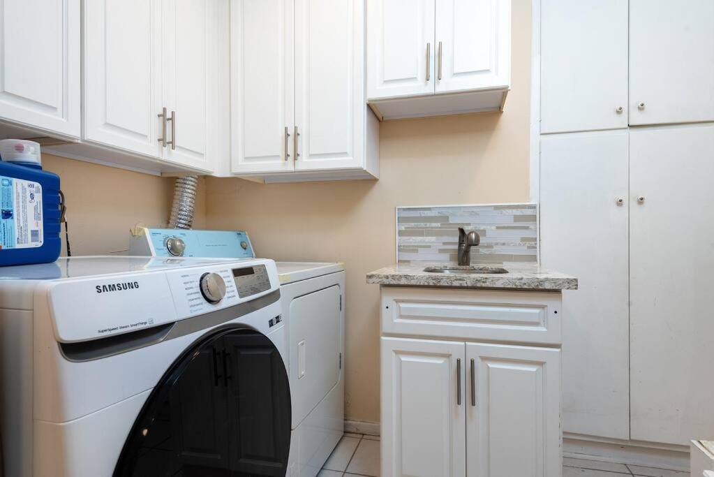 Luxury 3br House W/ Jacuzzi & Big Backyard! Los Angeles