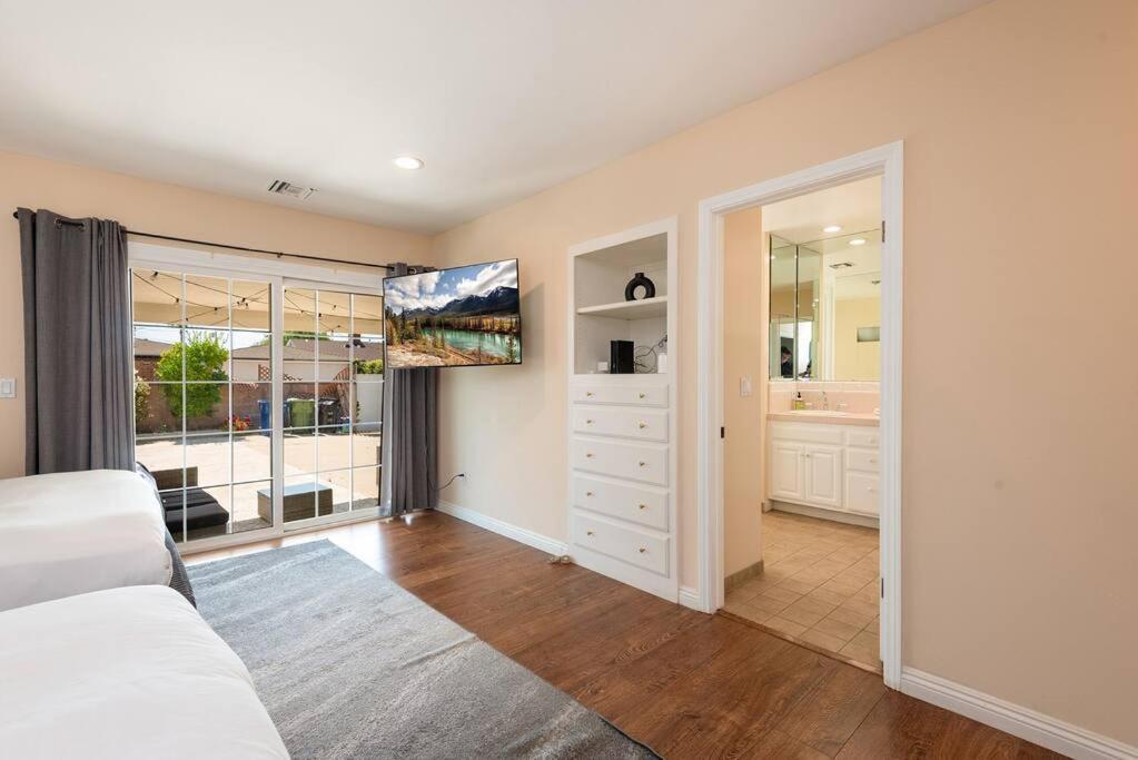 Luxury 3br House W/ Jacuzzi & Big Backyard! * Los Angeles