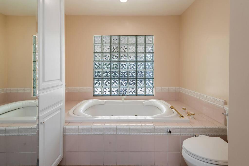 Luxury 3br House W/ Jacuzzi & Big Backyard! Apartment Los Angeles