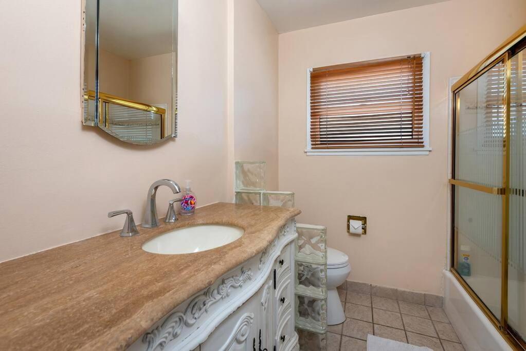 Luxury 3br House W/ Jacuzzi & Big Backyard!