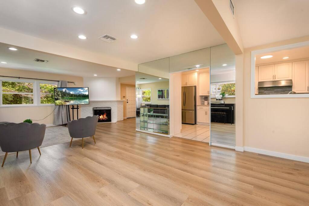 Luxury 3br House W/ Jacuzzi & Big Backyard! * Los Angeles