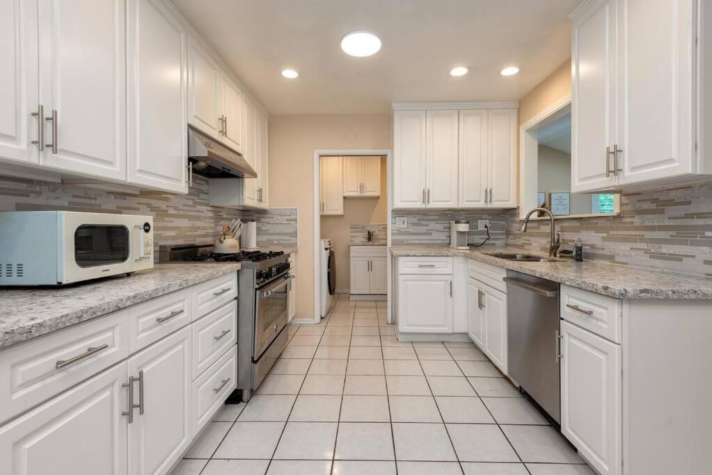 Luxury 3br House W/ Jacuzzi & Big Backyard! Apartment Los Angeles
