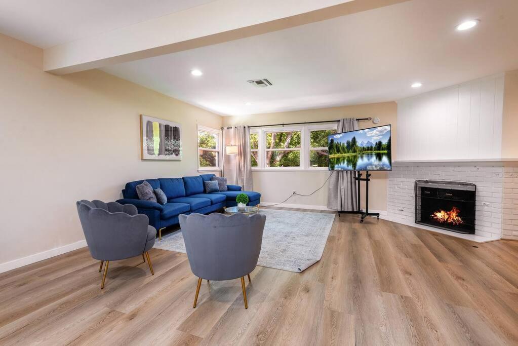 Apartment Luxury 3br House W/ Jacuzzi & Big Backyard! *