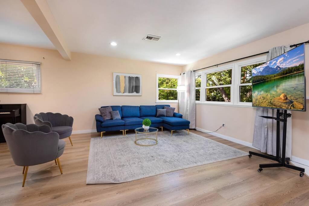 Luxury 3br House W/ Jacuzzi & Big Backyard! Apartment Los Angeles