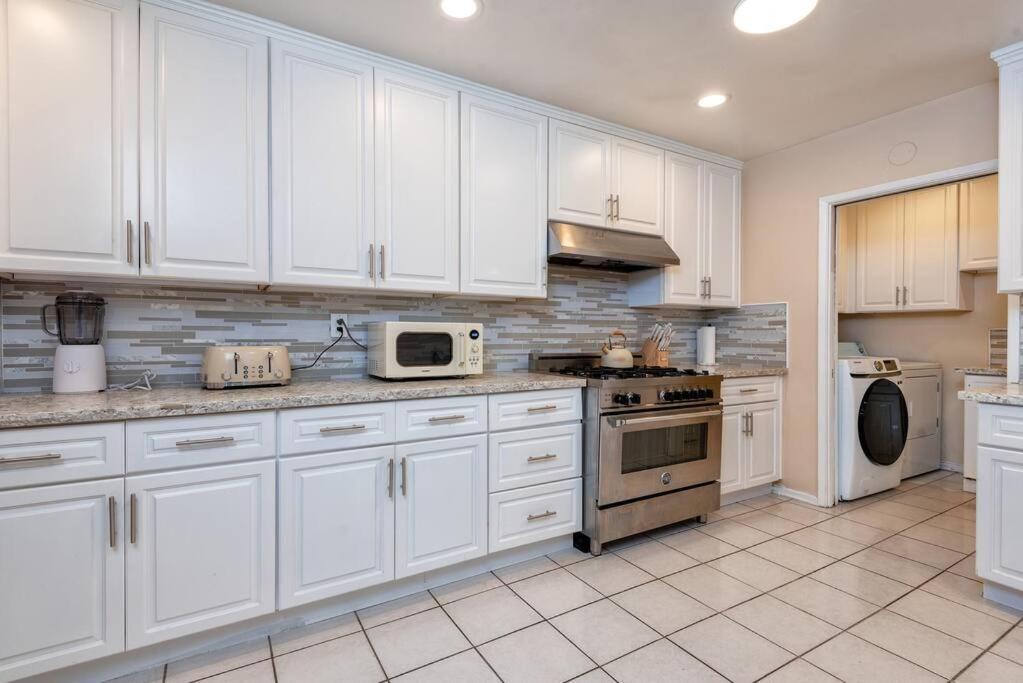 Luxury 3br House W/ Jacuzzi & Big Backyard! Apartment