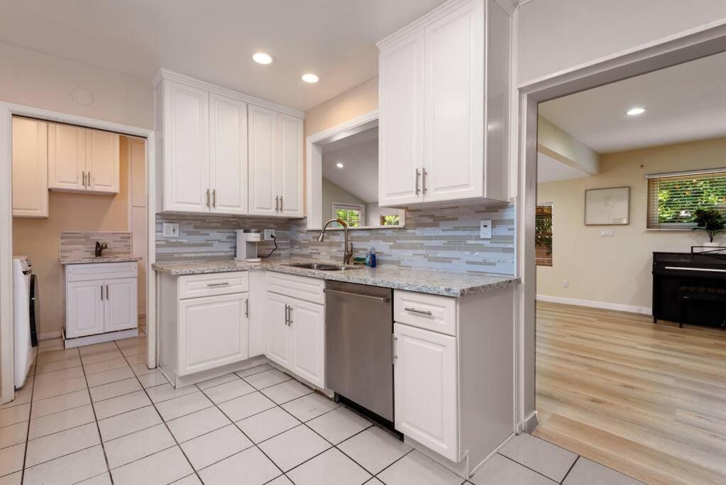 Luxury 3br House W/ Jacuzzi & Big Backyard! *