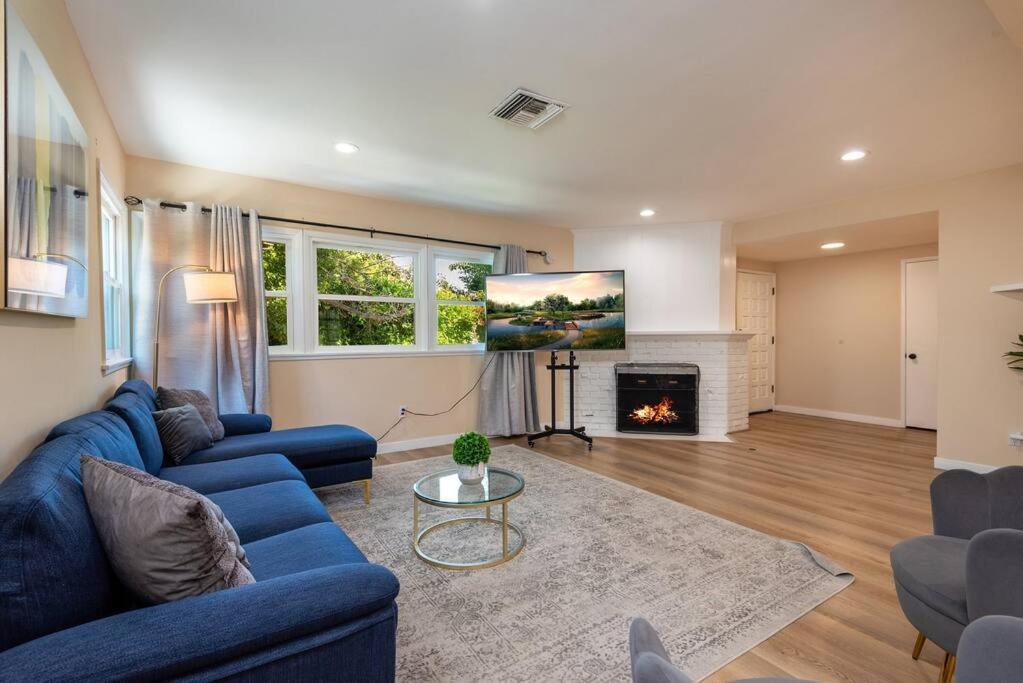 Apartment Luxury 3br House W/ Jacuzzi & Big Backyard!