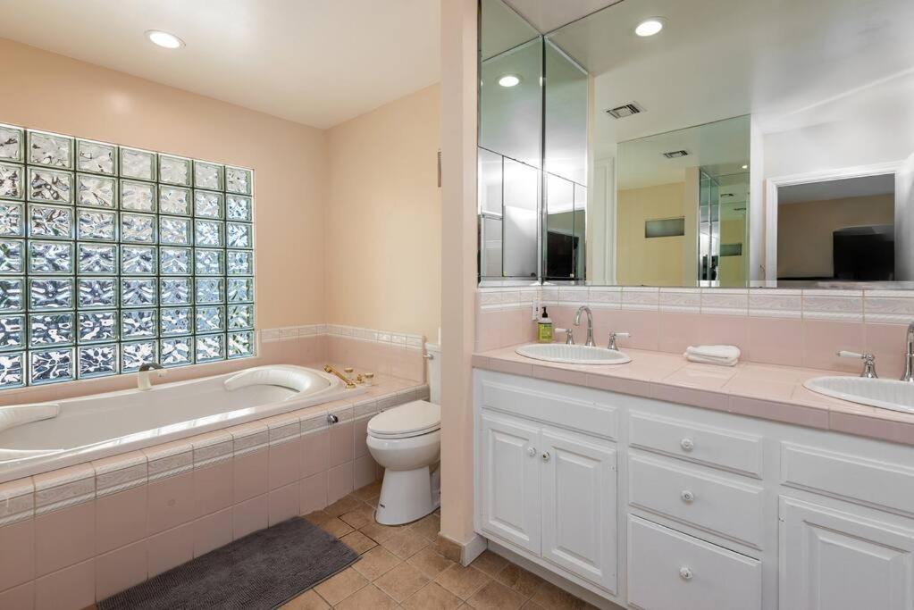 Luxury 3br House W/ Jacuzzi & Big Backyard! Los Angeles