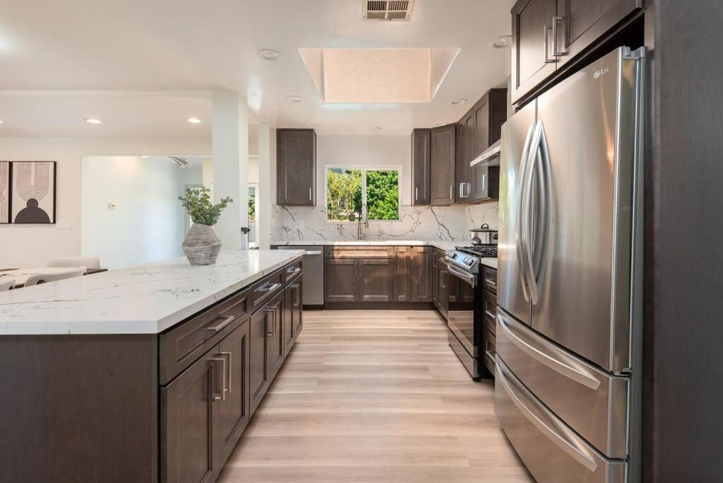 Luxurious 4-bedroom With Pool & Jacuzzi!
