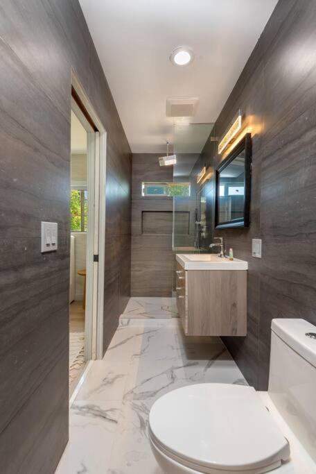 Luxurious 4-bedroom With Pool & Jacuzzi! Apartment *