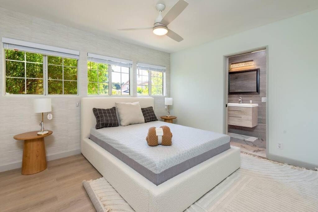 Luxurious 4-bedroom With Pool & Jacuzzi! Los Angeles
