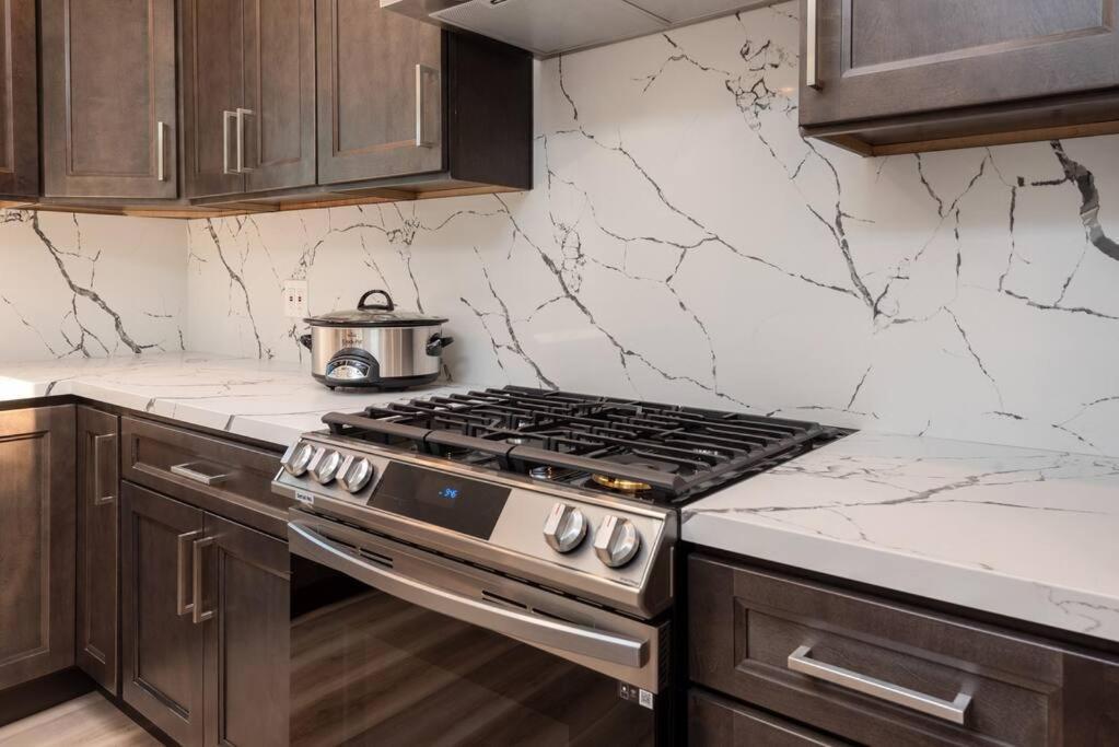 Luxurious 4-bedroom With Pool & Jacuzzi! Apartment