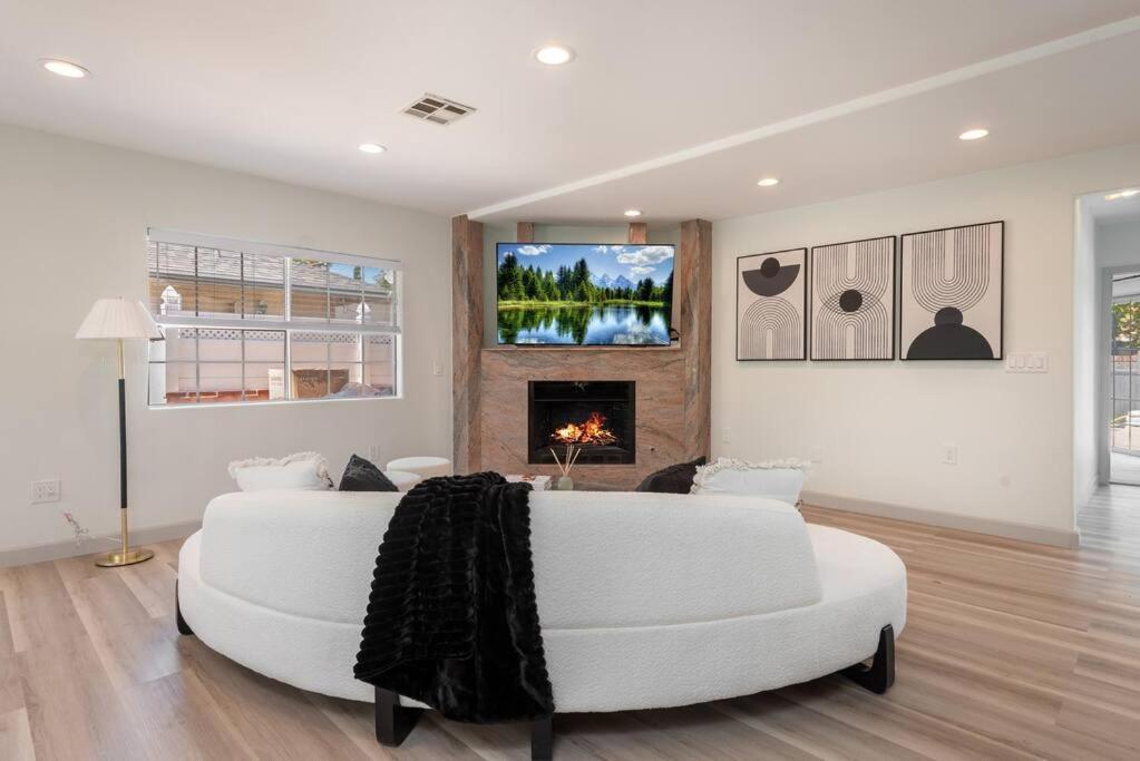 Luxurious 4-bedroom With Pool & Jacuzzi!