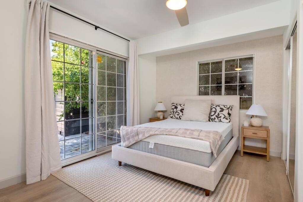 Luxurious 4-bedroom With Pool & Jacuzzi! Los Angeles