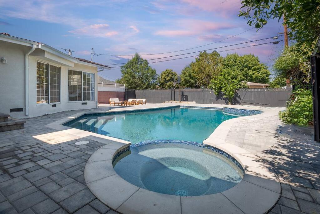 Luxurious 4-bedroom With Pool & Jacuzzi! Apartment