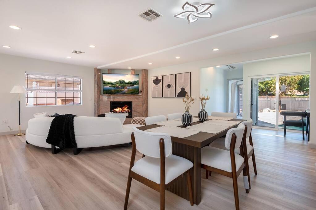 Luxurious 4-bedroom With Pool & Jacuzzi!