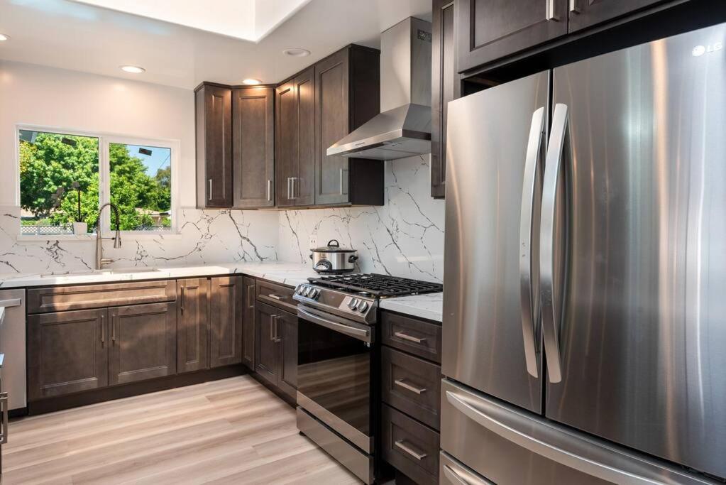 Luxurious 4-bedroom With Pool & Jacuzzi! Apartment