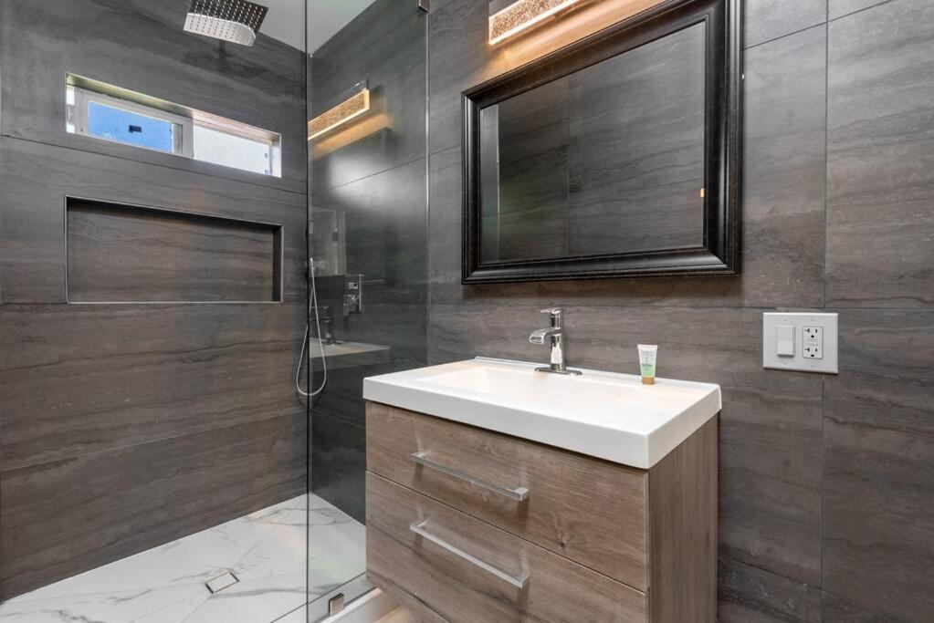 Luxurious 4-bedroom With Pool & Jacuzzi! Apartment Los Angeles