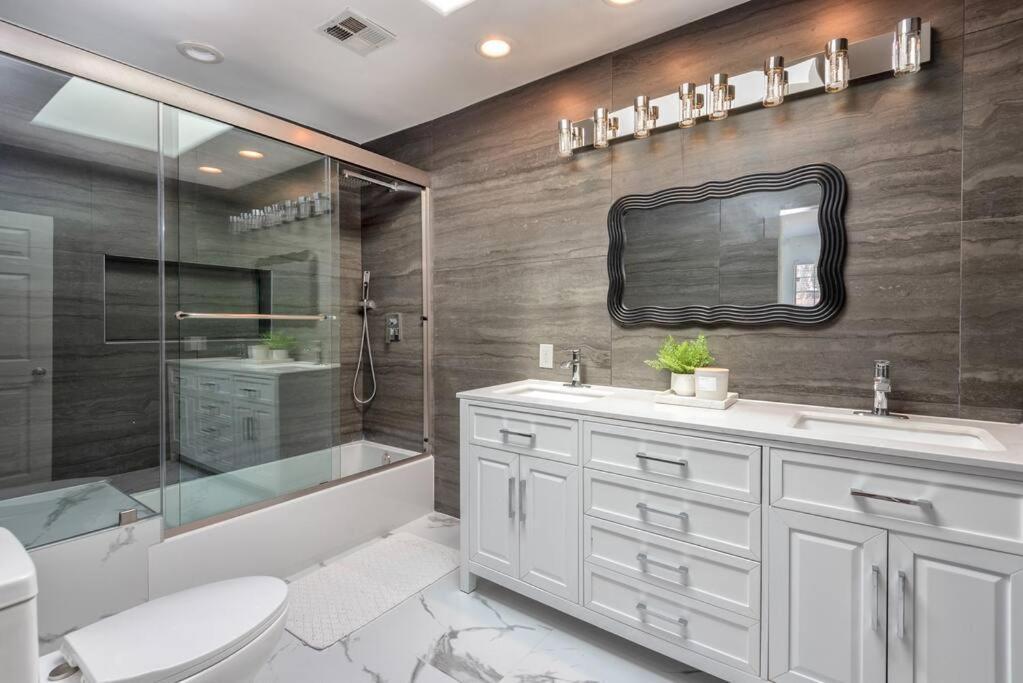 Luxurious 4-bedroom With Pool & Jacuzzi! Apartment