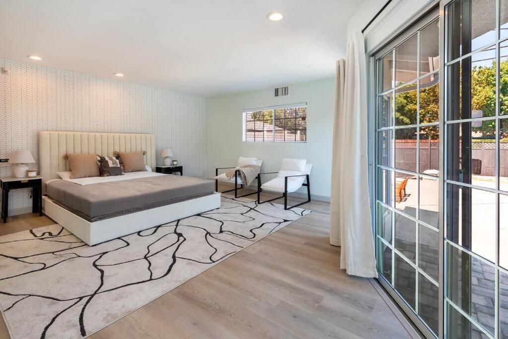 Luxurious 4-bedroom With Pool & Jacuzzi! *