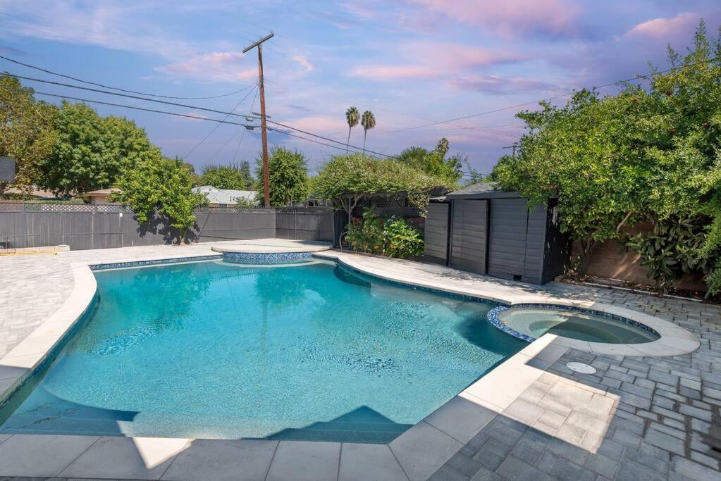 Luxurious 4-bedroom With Pool & Jacuzzi! Los Angeles