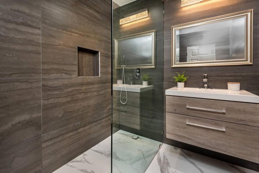 Luxurious 4-bedroom With Pool & Jacuzzi!