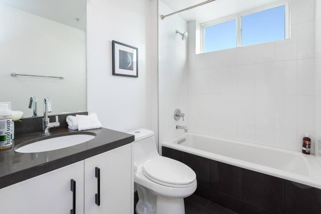 Chic Living: 2br Apt. W/ Private Roof Deck * Los Angeles