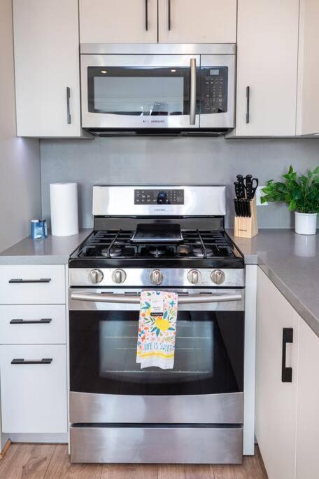 Chic Living: 2br Apt. W/ Private Roof Deck * Los Angeles