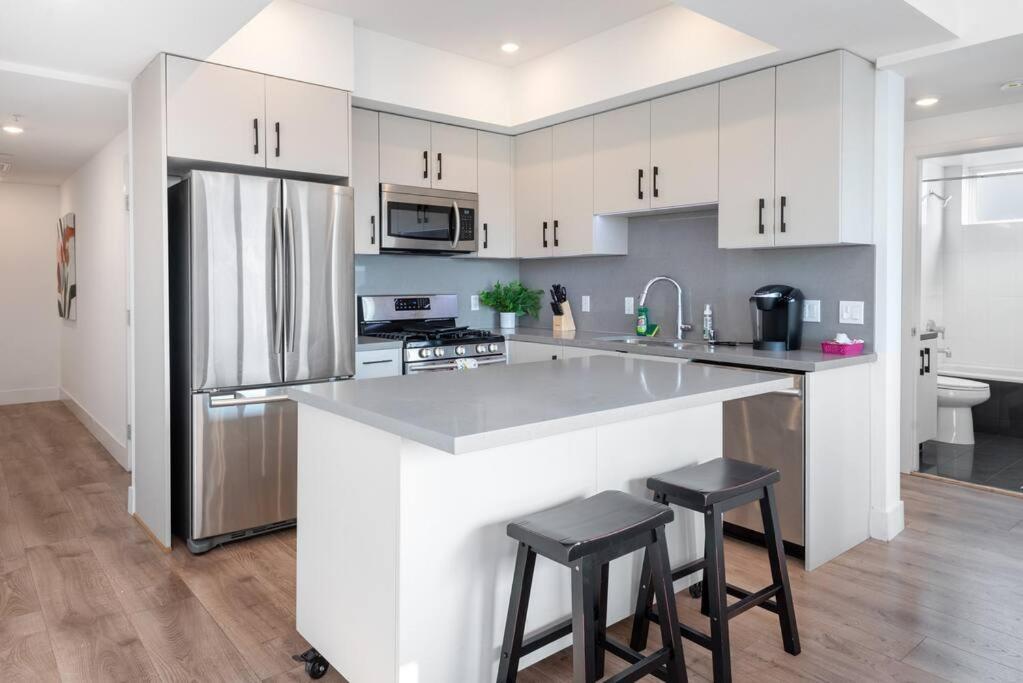 Chic Living: 2br Apt. W/ Private Roof Deck Los Angeles