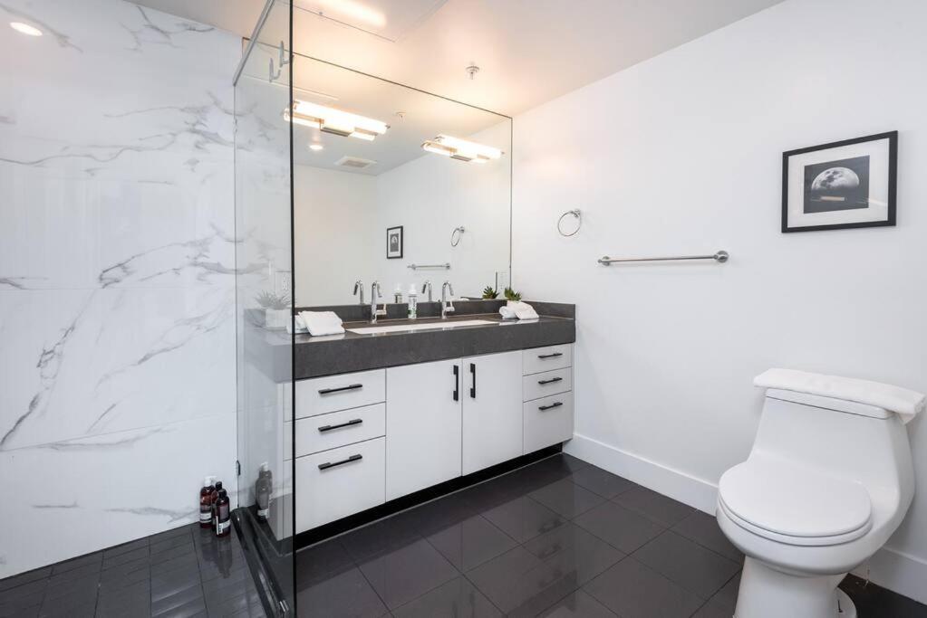 Apartment Chic Living: 2br Apt. W/ Private Roof Deck Los Angeles