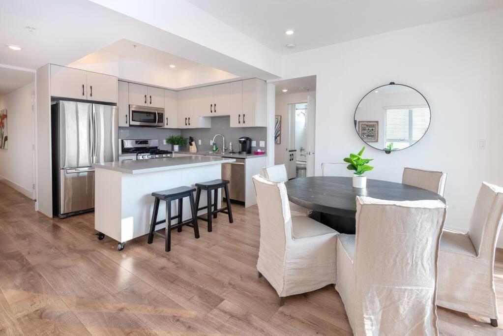 Chic Living: 2br Apt. W/ Private Roof Deck * Los Angeles