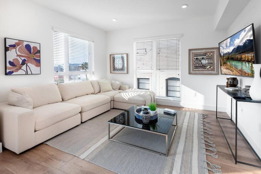 Apartment Chic Living: 2br Apt. W/ Private Roof Deck