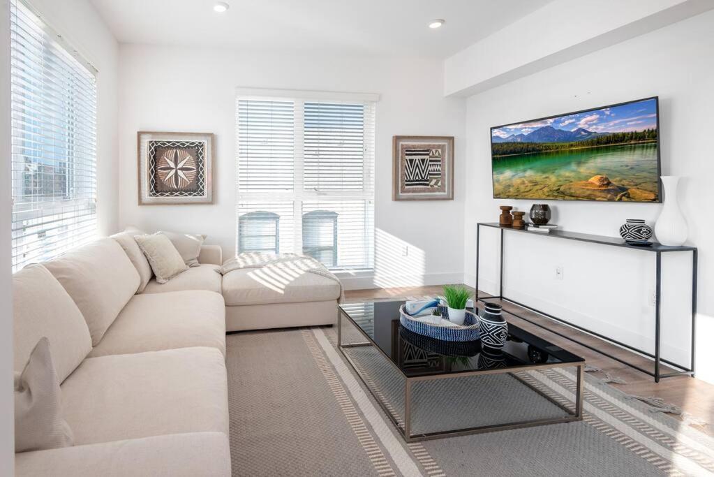 Chic Living: 2br Apt. W/ Private Roof Deck Apartment *