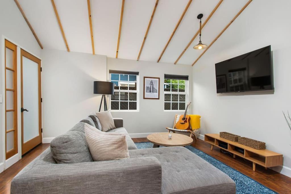 Downtown Culver House W/ Backyard, Ac & Garage * Los Angeles