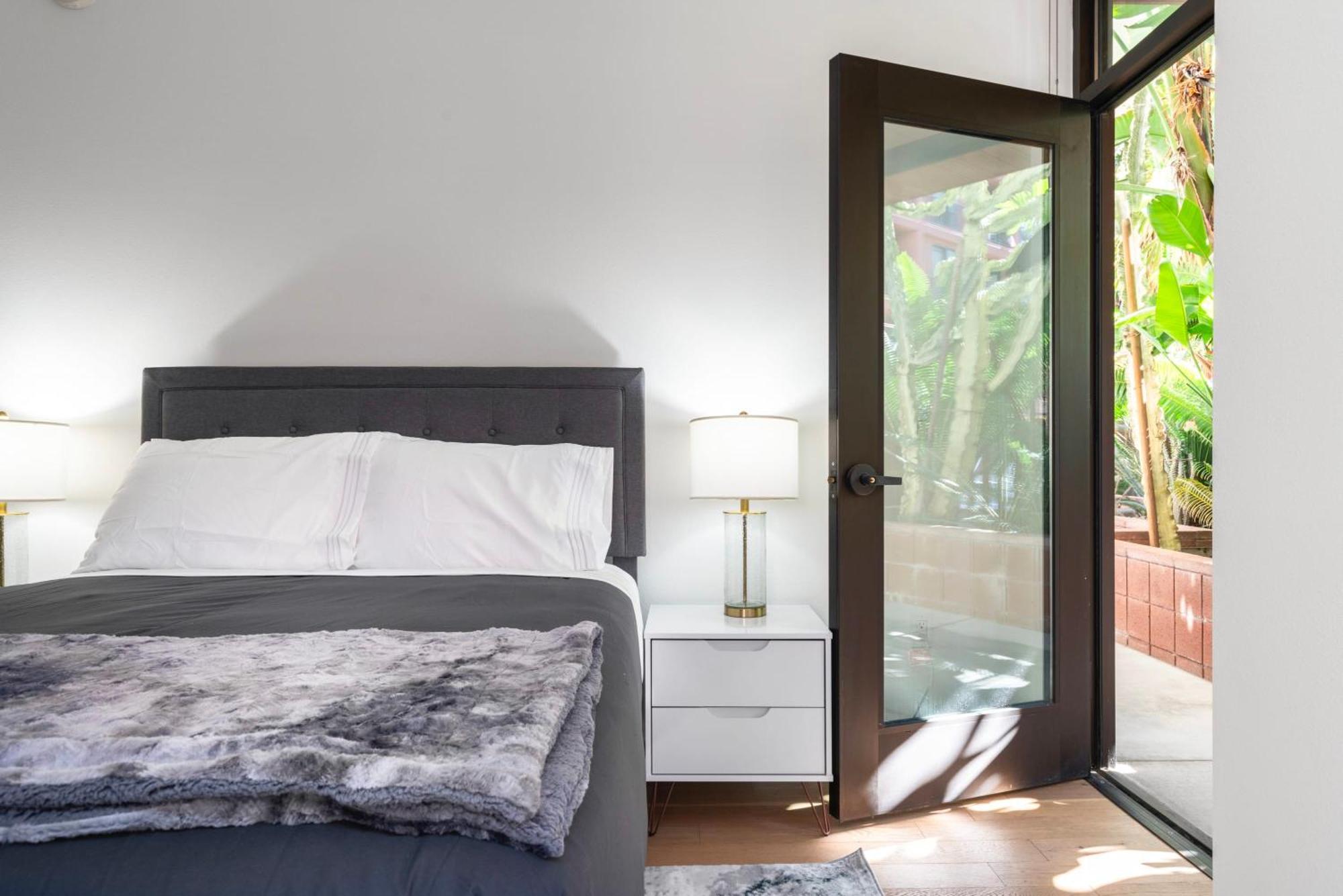 Hollywood 2 Bedroom Luxury Apartment