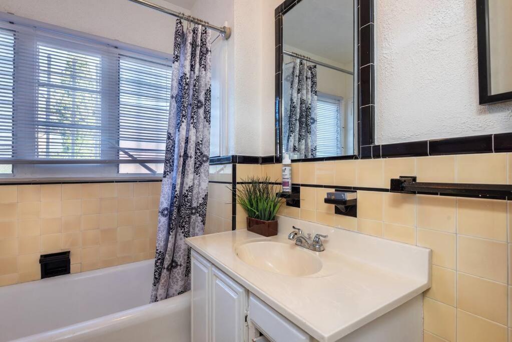 Serenity In The City: 2br W/ Hot Tub Casa de férias *