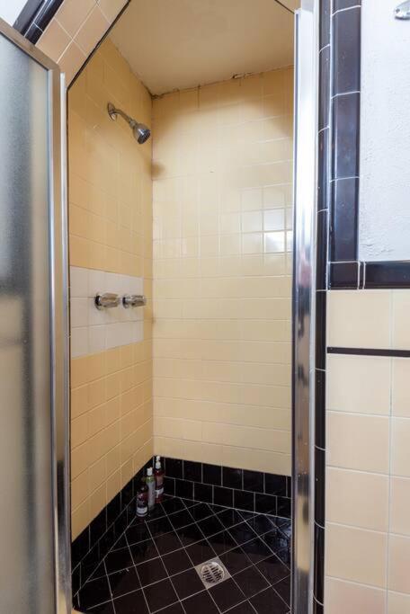 Casa de férias Serenity In The City: 2br W/ Hot Tub Los Angeles