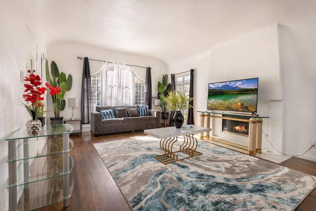 Serenity In The City: 2br W/ Hot Tub *