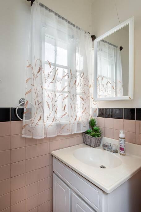 Serenity In The City: 2br W/ Hot Tub *